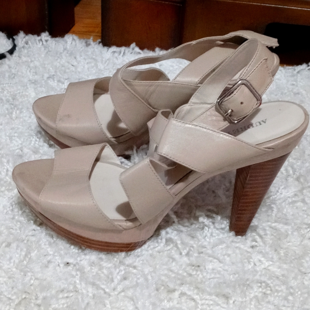 Audrey Brooke platform nude heels. Sz 7